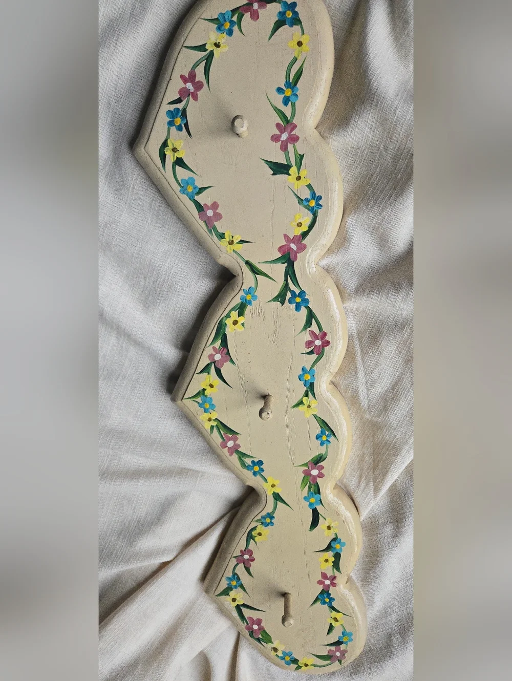Hand-Painted Cream Heart Wall Hook with Floral Vine
